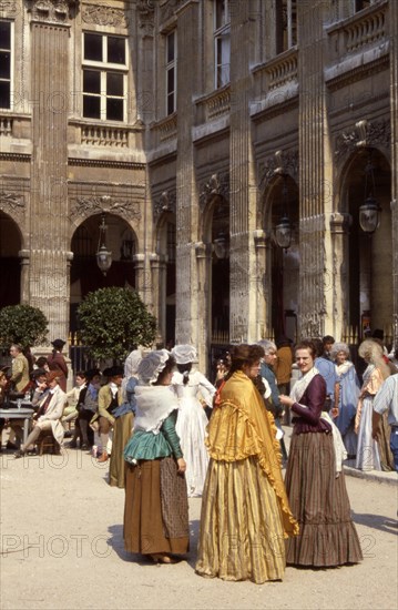 Personnages costumés pour les cérémonies du bicentenaire de la Révolution française, Jardins du Palias-Royal / 75 Paris / Région Ile-de-France / France