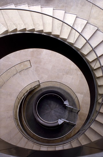 Escalier et ascenseur d'accès au Hall Napoléon, Pyramide du Louvre / Musée du Louvre / 75 Paris /  Région Ile-de-France / France