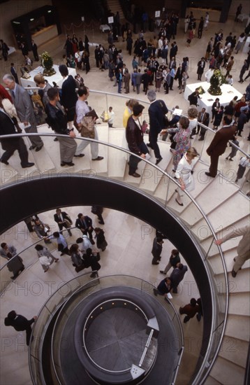 Escalier et ascenseur d'accès au Hall Napoléon, Pyramide du Louvre / Musée du Louvre / 75 Paris /  Région Ile-de-France / France