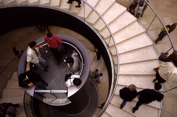 Escalier et ascenseur d'accès au Hall Napoléon, Pyramide du Louvre / Musée du Louvre / 75 Paris /  Région Ile-de-France / France