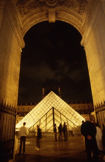 Pyramide du Louvre vue du passage Richelieu, de nuit / Musée du Louvre / 75 Paris /  Région Ile-de-France / France
