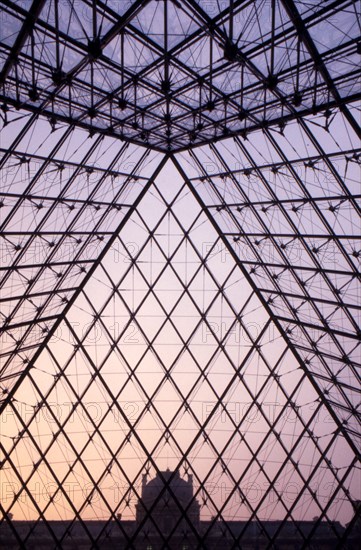 Intérieur de la Pyramide du Louvre au crépuscule / Musée du Louvre / 75 Paris /  Région Ile-de-France / France