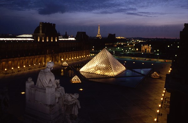 Vue des toits du Louvre de nuit, sur la Cour Napoléon et la Pyramide du Louvre / Musée du Louvre / 75 Paris /  Région Ile-de-France / France