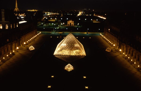 Vue des toits du Louvre de nuit, sur la Cour Napoléon et la Pyramide du Louvre / Au loin les Champs-Elysées / Musée du Louvre / 75 Paris /  Région Ile-de-France / France