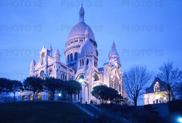 Basilique du Sacré-Coeur au crépuscule / 75 Paris /  Région Ile-de-France / France