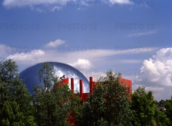 "Folie" et Géode, Parc de la Villette / 75 Paris /  Région Ile-de-France / France
Architecte : Bernard Tschumi