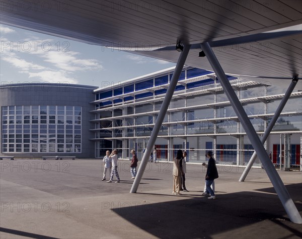 Collège de Paron, près de Sens / architecte Pierre Soria, 1995 / 89 Yonne / Rég. Bourgogne / France