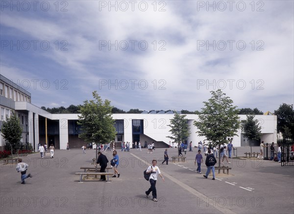 Collège de Saint-Valérien / architecte Daniel Michelon  / 89 Yonne / Rég. Bourgogne / France