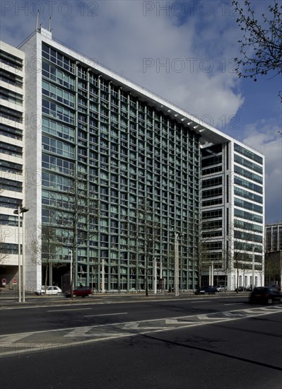 Immeuble Central Seine, Paris 12ème / Architectes : Buffi et Sekulik  / Construit entre 1997 et 2000 pour Eiffage Immobilier / siège du groupe Aventis en 2009 /  75012 Paris / Rég. Ile-de-France/ France