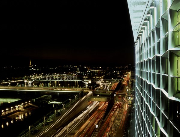 Immeuble Central Seine, Paris 12ème / Architectes : Buffi et Sekulik  / Construit entre 1997 et 2000 pour Eiffage Immobilier / siège du groupe Aventis en 2009 /  75012 Paris / Rég. Ile-de-France/ France