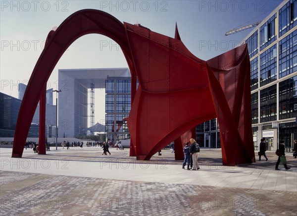 Quartier de la Défense, Courbevoie / A droite Maison de la Défense, architecte : Henri de la Fonta /architecte de la Grande Arche : Otto von Spreckelsen, 1989 / Grand Stabile Rouge, sculpture d'Alexandre Calder, 1974 / 92 Hauts-de-Seine / Rég. Ile-de-France/ France