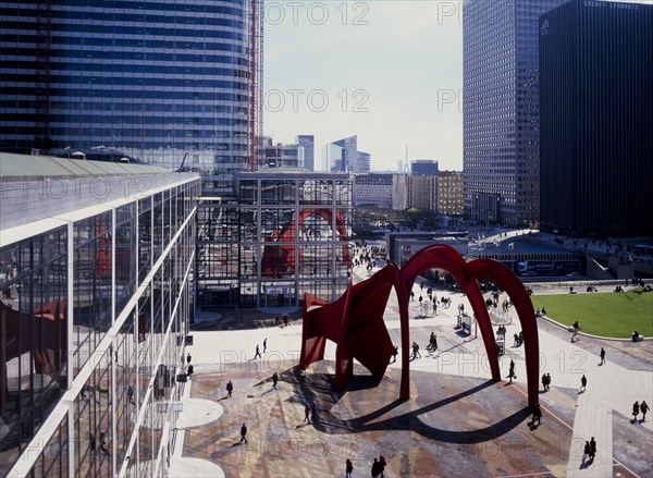 Quartier de la Défense, Courbevoie / A gauche Maison de la Défense, architecte : Henri de la Fonta / Grand Stabile Rouge, sculpture d'Alexandre Calder, 1974 / 92 Hauts-de-Seine / Rég. Ile-de-France/ France
