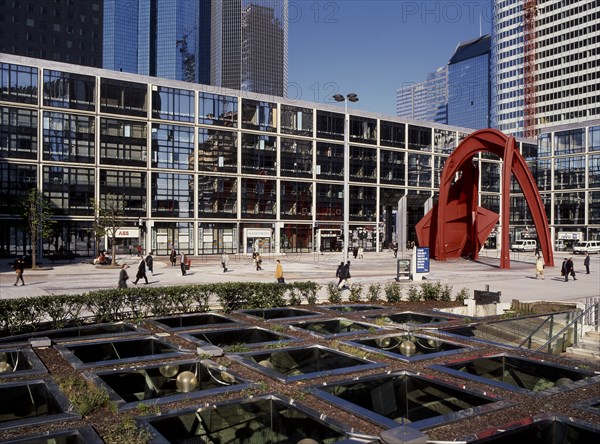 Quartier de la Défense, Courbevoie / Au fond Maison de la Défense, architecte : Henri de la Fonta / Grand Stabile Rouge, sculpture d'Alexandre Calder, 1974 / 92 Hauts-de-Seine / Rég. Ile-de-France/ France