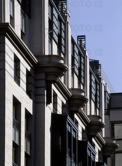 Hôtel Radisson, Bruxelles /  construit en 1990 par Michel Jaspers & Partner, prouve qu'après les décennies de fonctionnalisme froid, la couleur, l'asymétrie et la décoration sont à nouveau de mise. En raison de ses emprunts à l'architecture des années 1920, ce bâtiment pourrait être qualifié de néo-art-déco / Bruxelles Belgique