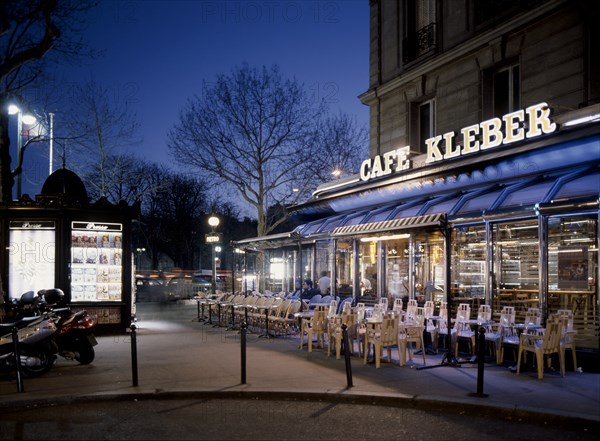 Immeuble à l'angle des avenues Kléber et Raymond Poincaré et de la place du Trocadéro / 75016 Paris 16 / Rég. Ile-de-France/ France