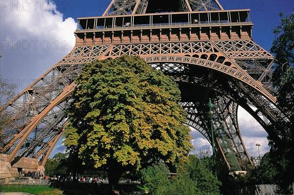 Les quatres pieds de la Tour Eiffel, perspective