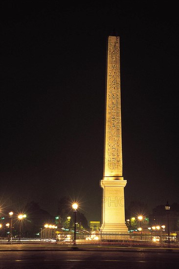 Obélisque illuminé place de la Concorde, Paris