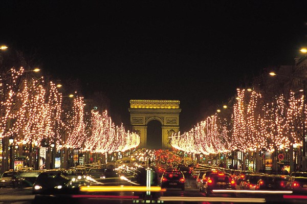 Paris, l'avenue des Champs-Elysées de nuit