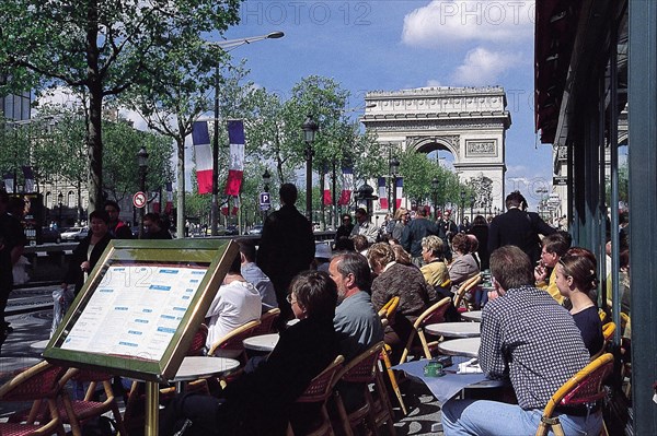 Terrasse d'un café des Champs-Elysées, touristes