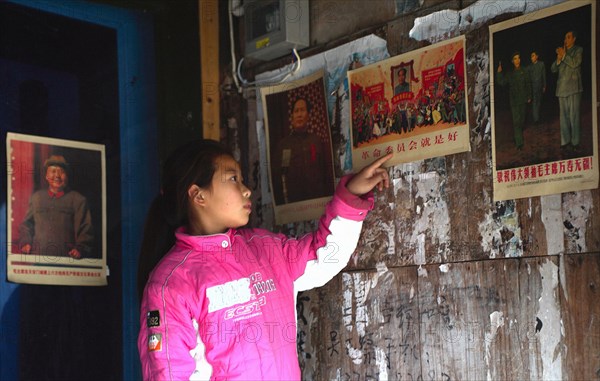 Village de Ruian en Chine. Sur les murs de chez cette petite fille, on voit encore des affichages de la révolution culturelle