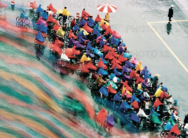 Cyclistes chinois sous la pluie