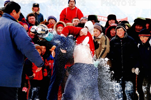 Village Hemu (Chine) : compétition de lutte entre des bergers mongols pendant le festival de la neige, organisé à l'occasion du Nouvel an 2008