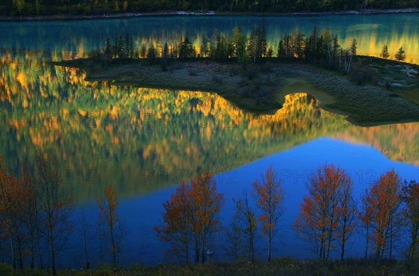 Reflet dans le lac de Kanas (Chine)