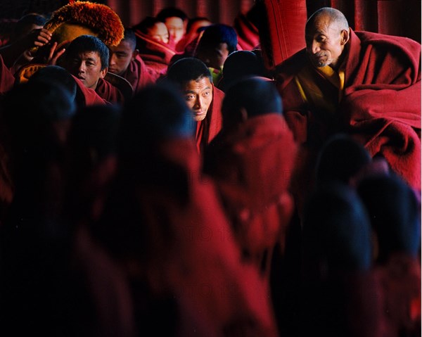 Tibet / Chine: A la lumière du bouddha lamaique tibétain dans le district Aba