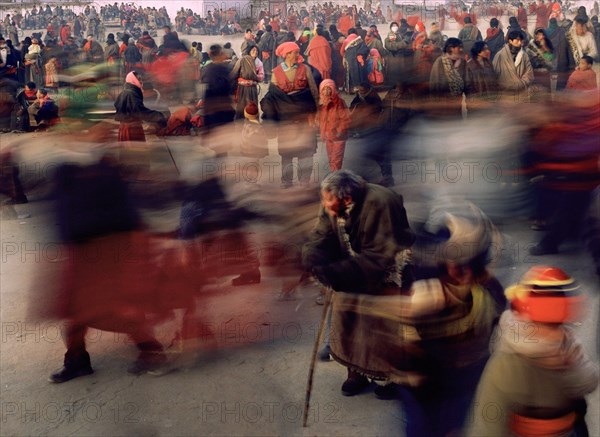 Tibet / China: tibetan buddhist followers in the district of Aba