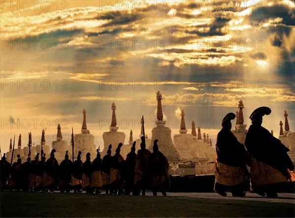 Tibet / Chine: A la lumière du bouddha lamaique tibétain dans le district Aba