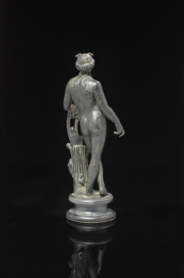 Roman statuette of Apollo zither player (vue de dos)