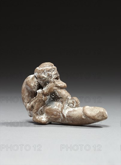 Figurine représentant un homme âgé, nu, barbu, au sexe démesuré sur lequel il renverse une femme