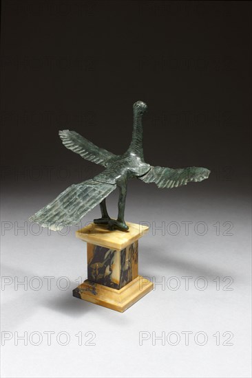 Statuette représentant un oiseau dressé (vue arrière)