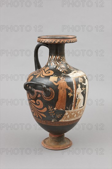 Apulian red figure hydria attributed to the Baltimore Painter