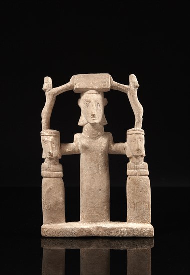 South Arabian statuette with three characters and two leaping felines