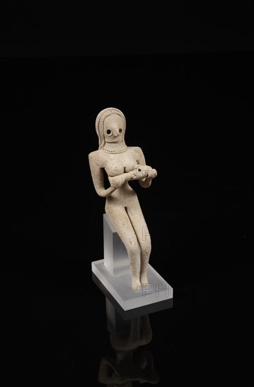 Statuette figuring a seated naked stylized female and a child