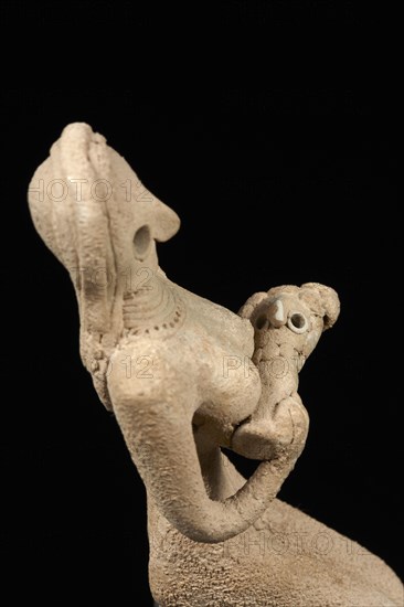 Statuette figuring a seated naked stylized female and a child
