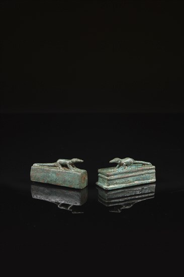 Deux sarcophages miniatures de musaraignes