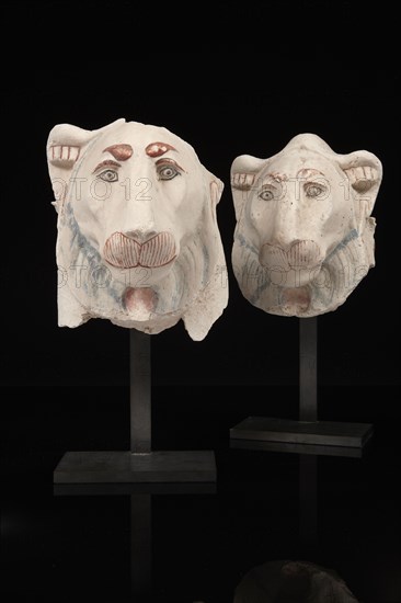 Deux protomés d'un lit funéraire représentant des têtes de lionnes, les déesses Matyt et Mehyt