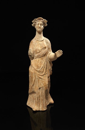 Grande statuette représentant une femme de type tanagréen