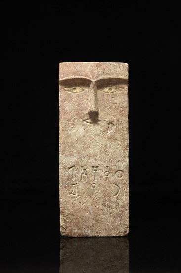 Stèle iconique sculpté du visage d'un homme de face