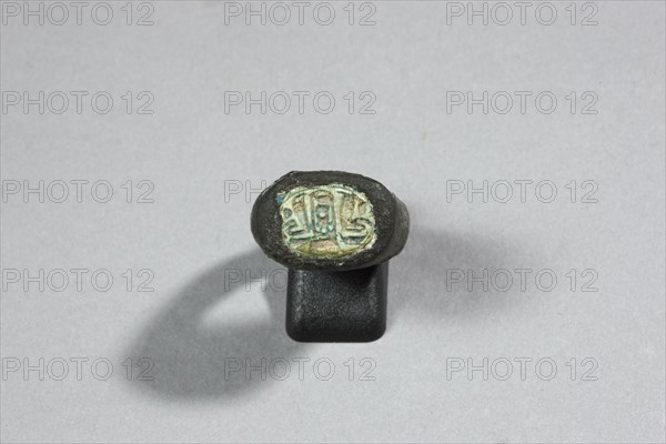 Bague sertie d'un scarabée gravé du cartouche de Thoutmosis III entre deux uræus