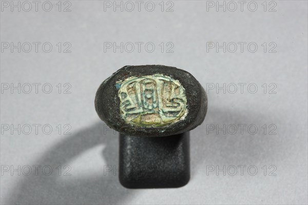 Bague sertie d'un scarabée gravé du cartouche de Thoutmosis III entre deux uræus