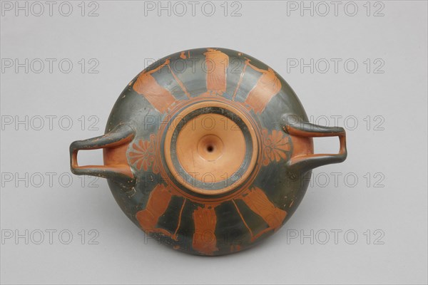 Attic kylix, close to the Penthesilea Painter