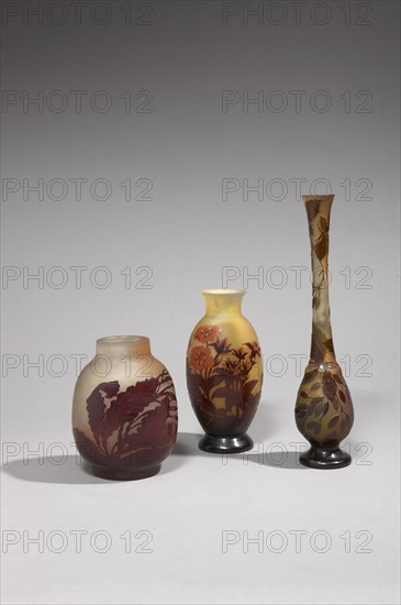 A gauche : Vase ovoïde
Au milieu : Vase ovoïde à col évasé
A droite : Vase à col soliflore sur base bulbeuse et piédouche