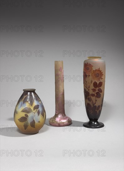 A gauche : Vase piriforme
Au milieu : Vase à haut col soliflore sur base bulbeuse
A droite :Vase balustre à col épaulé sur piédouche