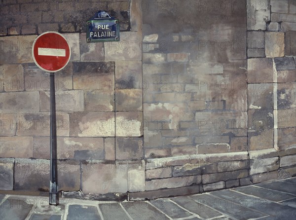 Décor peint. Panneau de sens interdit au coin d'une rue parisienne