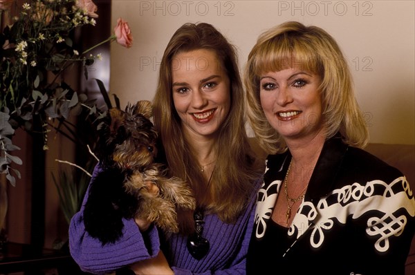 15/11/1993. EVELYNE LECLERC ET SA FILLE CELINE