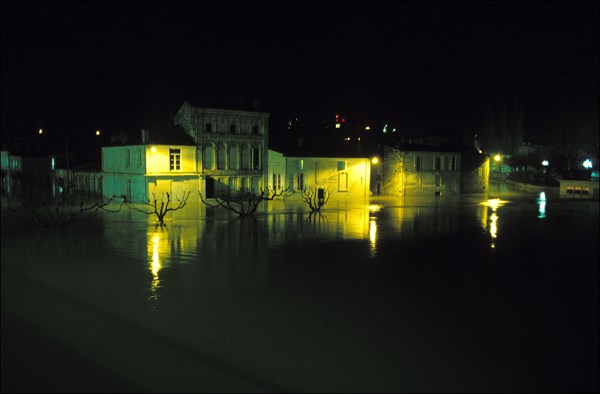 09/01/1994. INONDATIONS A SAINTES ET COURCOURY