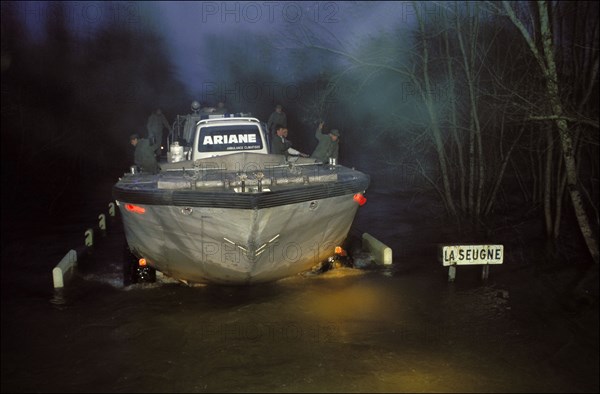 09/01/1994. INONDATIONS A SAINTES ET COURCOURY